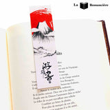 marque-page japonais sur une page d'un livre ouvert