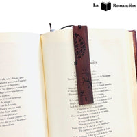 marque page en bois sur une page d'un livre ouvert