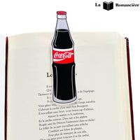marque page pour enfants soda coca cola sur une page d'un livre ouvert