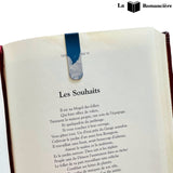 marque page magnétique nuit sur une page d'un livre ouvert